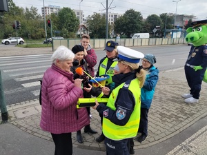 Policjantka wręcza odblask