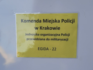 Tabliczka informująca o odbywających się w Komendzie Miejskiej Policji w Krakowie ćwiczeniach EGIDA-22