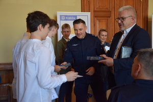 Uczniowie za zajęcie trzeciego miejsca otrzymują nagrody rzeczowe od organizatorów turnieju