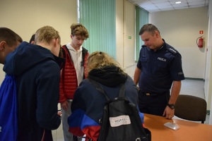 Zawodnicy na mecie w budynku Komendy Miejskiej Policji w Krakowie