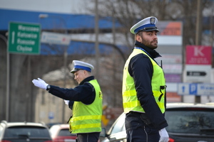 dwóch policjantów ruchu drogowego kierujących ruchem