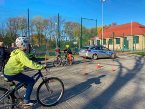 uczeń jadący na rowerze zdaje egzamin praktyczny na torze przeszkód