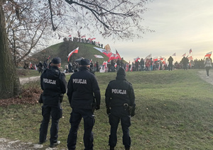 trzech policjantów pod Kopcem Krakusa w czasie zgromadzenia publicznego