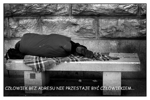 Osoba bezdomna śpiąca na ulicznej ławce