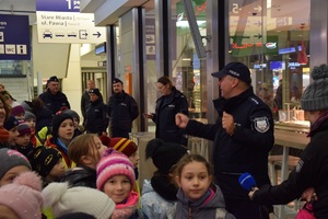 2 grupa dzieci oraz policjanci na terenie Dworca głównego