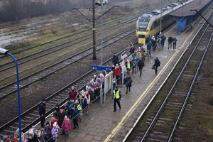 7 dzieci idą peronem w Olkuszu w towarzystwie policjantów i opiekunów