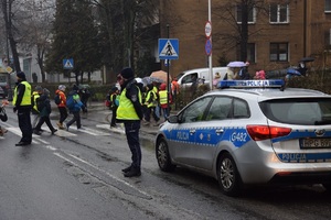 9 policjanci na przejściu dla pieszych czuwają nad bezpieczeństwem idących dzieci