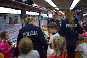 15 trzy policjantki rozmawiają z dziećmi w wagonie