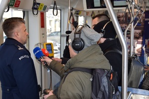 komendant miejski w tramwaju udzielający wywiadu dziennikarzom