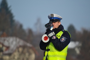 zdjęcie poglądowe policjant ruchu drogowego w trakcie kontroli prędkości na drodze