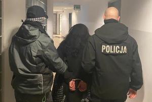 Policjanci z Komisariatu Policji VI prowadzą zatrzymaną kobietę