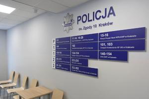 Część poczekalni komisariatu z informacją o lokalizacji poszczególnych wydziałów