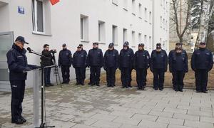 Policjanci z Komisariatu Policji VIII w Krakowie oraz przedstawicielka z Komendy Głównej w trakcie przemówienia