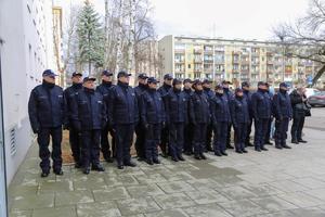 policjanci z komisariatu stojący przed budynkiem