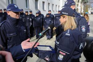 Przedstawicielka z Komendy Głównej Policji przekazuje symboliczną tablice Komendantowi Komisariatu Policji VIII w Krakowie