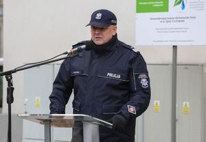 Przemawiający Komendant Wojewódzki Policji w Krakowie