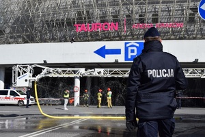 policjant w trakcie działań stojący przed wjazdem do Tauron Areny