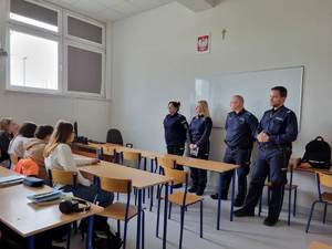 policjanci omawiają tematykę praw człowieka z uczniami jednej ze szkół