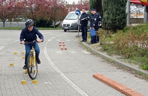 dziecko na rowerze pokonuje tor przeszkód