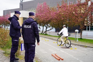 policjanci nadzorują teoretyczną część testu na miasteczku ruchu drogowego