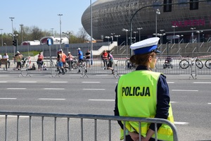 policjantka Ruchu drogowego pilnująca bezpieczeństwa biegaczy przy budynku Tauron Areny