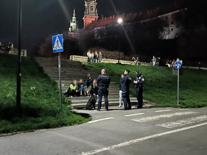 dwóch policjantów oraz strażnik miejski legitymują grupę osób w rejonie bulwarów