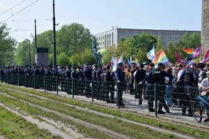 kilkadziesiąt funkcjonariuszy policji stojących na placu przed Muzeum Narodowym