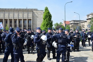 kilkadziesiąt policjantów umundurowanych stojących na placu przed Muzeum Narodowym