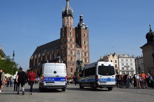 Kościół Mariacki w tle dwóch oznakowanych radiowozów