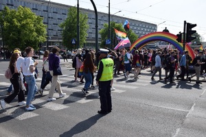 policjanci ruchu drogowego kierujący ruchem na przejściu dla pieszych przed Muzeum Narodowym