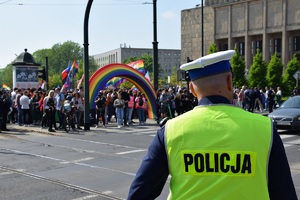 policjant ruchu drogowego obserwujący tłum zgromadzony przy Muzeum Narodowym