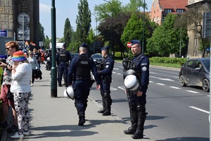 umundurowani policjanci stojący wzdłuż drogi przy Muzeum Narodowym