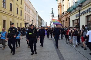 Zastępcy Komendanta Miejskiego Policji w Krakowie oraz funkcjonariusze straży miejskiej idący przed uczestniami marszu