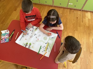 Dzieci kolorują, narysowane skrzyżowanie
