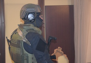 policjant z oddziału kontrterrorystycznego policji znajdujący się w środku jednego z mieszkań w których prowadzone były działania