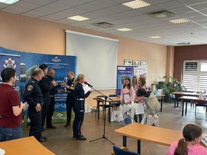 laureaci turnieju jednej z krakowskich szkół odbierają nagrodę