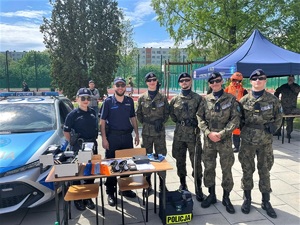 Wspólne zdjęcie policjantów i uczniów liceum.