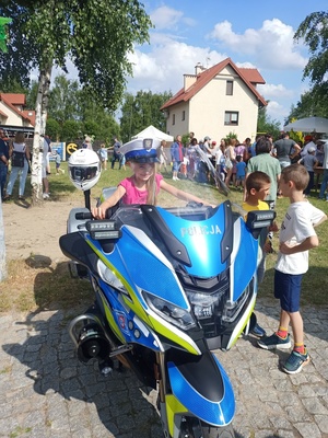 Dzieci przy motocyklu policyjnym