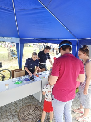 Policjanci wręczają gadzety