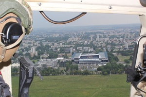 kontrterroryści obserwują z powietrza rejon stadionu miejskiego