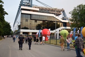 Policjanci patrolujący rejon przy stadionie Wisły.