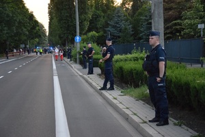 Policjanci stojący wzdłuż ulicy Reymonta