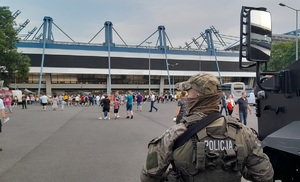 policjant SPKP obserwuje otoczenie