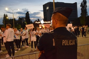 Policjant zabezpieczający pochód zawodników. W tle widać drużynę z Finlandii.