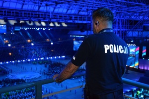 Zastępca Komendanta Miejskiego Policji w Krakowie obserwujący z góry stadionu wydarzenie.