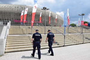 dwóch umundurowanych policjantów w trakcie patrolu w rejonie hali Tauron Areny.