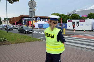 umundurowana policjantka ruchu drogowego w kamizelce odblaskowej obserwuje ruch na drodze przy obiekcie na ul. Focha