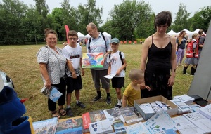 Uczestnicy wydarzenia przy stoisku profilaktycznym.