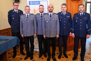 nagrodzeni policjanci na wspólnym zdjęciu z Komendantem Miejskim Policji w Krakowie wraz z jego zastępcami oraz Komendantem Komisariatu Policji V w Krakowie