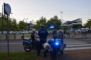 dwóch policjantów ruchu drogowego na motocyklach obserwujących ruch drogowy na ul. 3go Maja przy stadionie miejskim